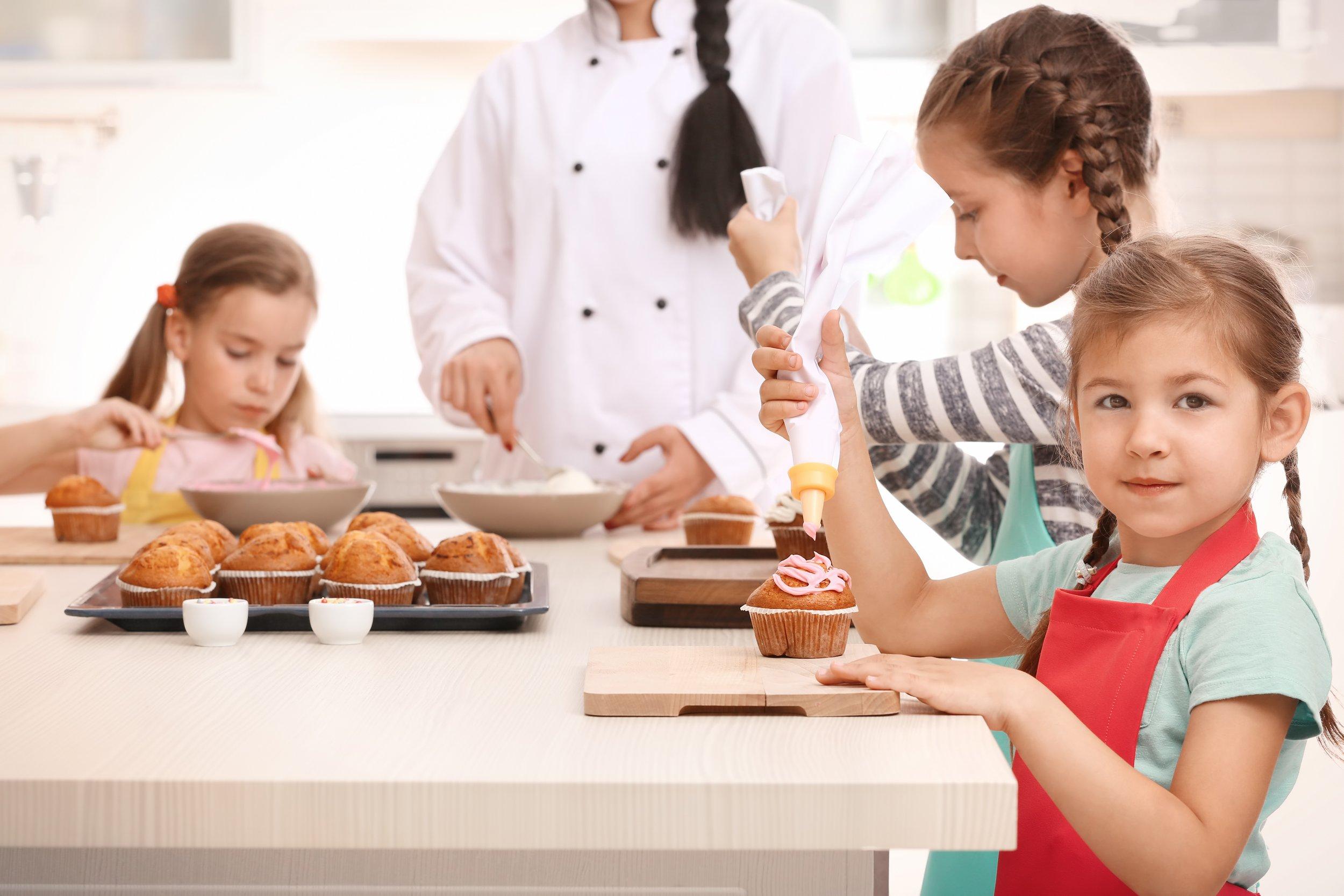 Kids Cupcake Cake Decorating (Cupcake Wars)